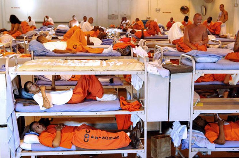 Почему в США заключенных одевают в оранжевую робу