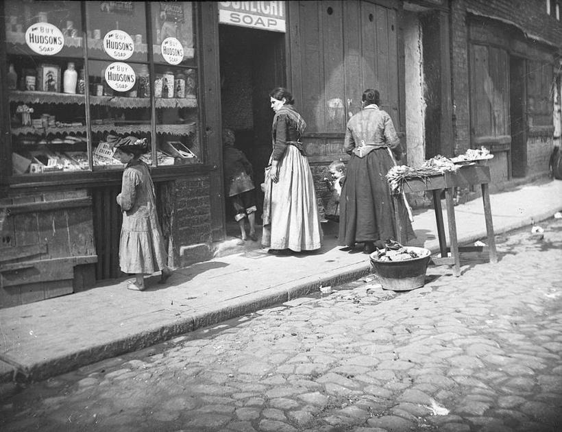 Bigpicture.ru девочка рассматривает витрину магазина, торгующего овощами, мылом и сластями. ньюкасл. англия. 1852 год. jpg 92