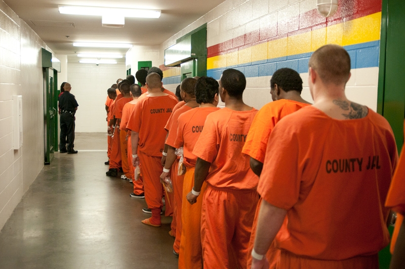 Почему в США заключенных одевают в оранжевую робу
