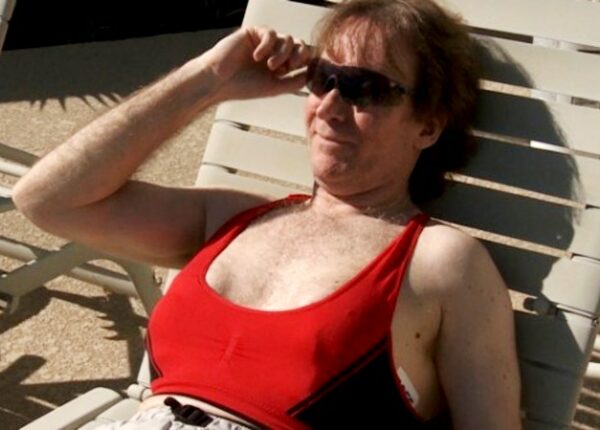 «Я полюбил свою грудь»: канадец на спор 20 лет ходил с силиконовым бюстом