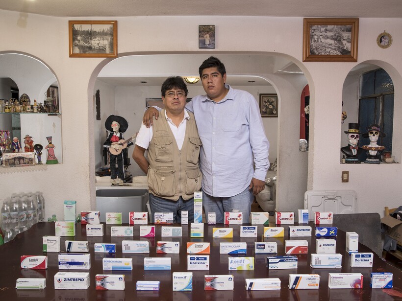 Bigpicture.ru жители мехико, отец и сын, и их аптечка