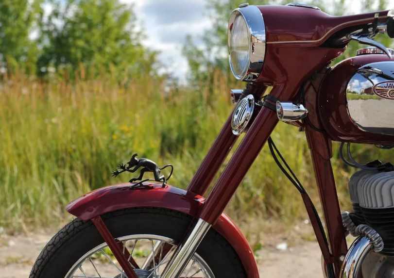 Bigpicture.ru фигурка чертика на советском мотоцикле