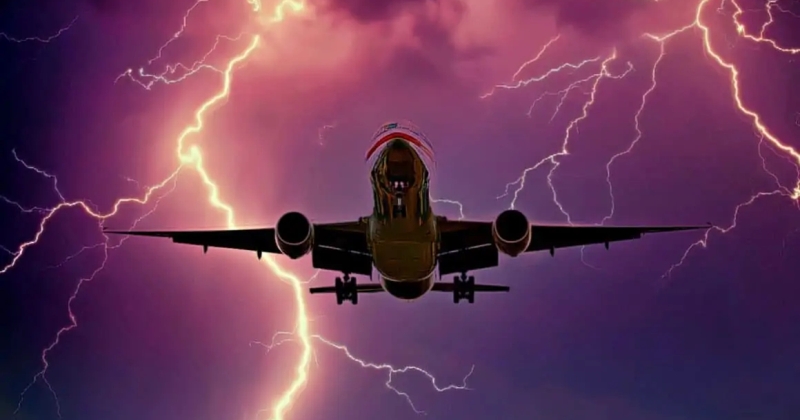 Bigpicture.ru Что будет, если в самолет попадет молния?