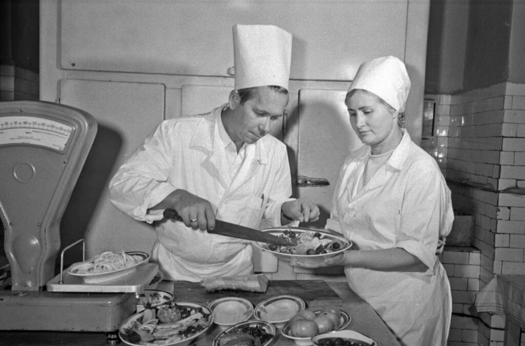 Bigpicture.ru советские повара на кухне взвешивают блюда