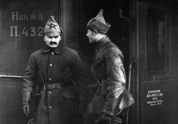 Bigpicture.ru Лев Троцкий возле своего бронепоезда, 1919 год
