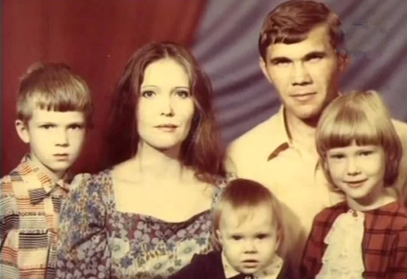 Bigpicture.ru Генерал Лебедь с женой и детьми