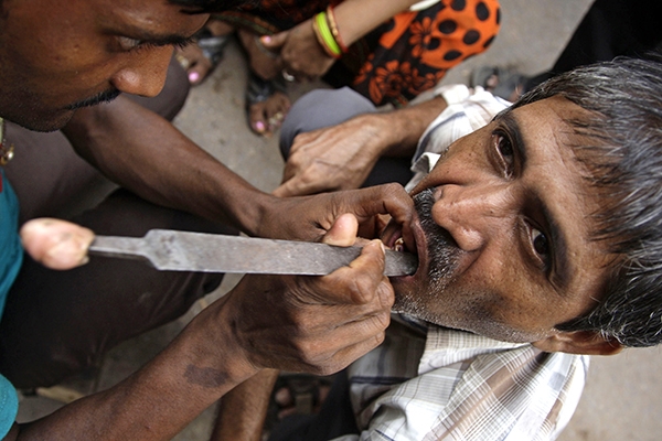 Bigpicture.ru Как работают уличные стоматологи в Индии