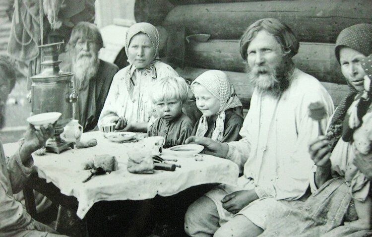 Bigpicture.ru русские крестьяне за столом пьют чай