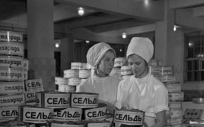 Bigpicture.ru Девушки стоят среди советскиз консервов из сельди