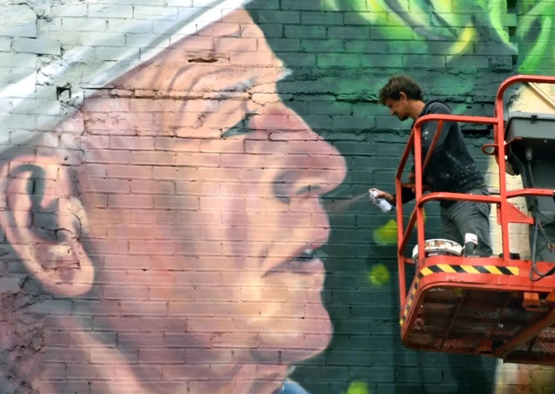 Процесс создания мурала Ориолом Аруми на высотной стене