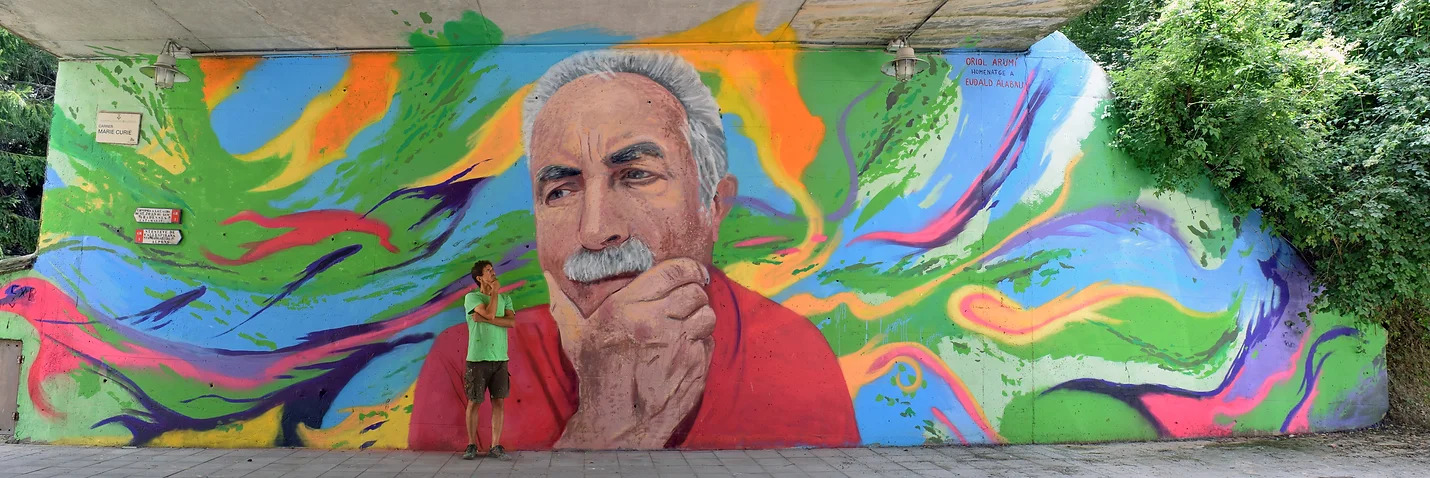 Мурал Ориола Аруми с портретом пожилого мужчины на абстрактном фоне