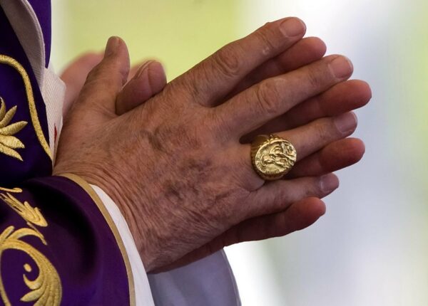 Почему перстень папы римского называется «Кольцо рыбака» и в чем его секрет