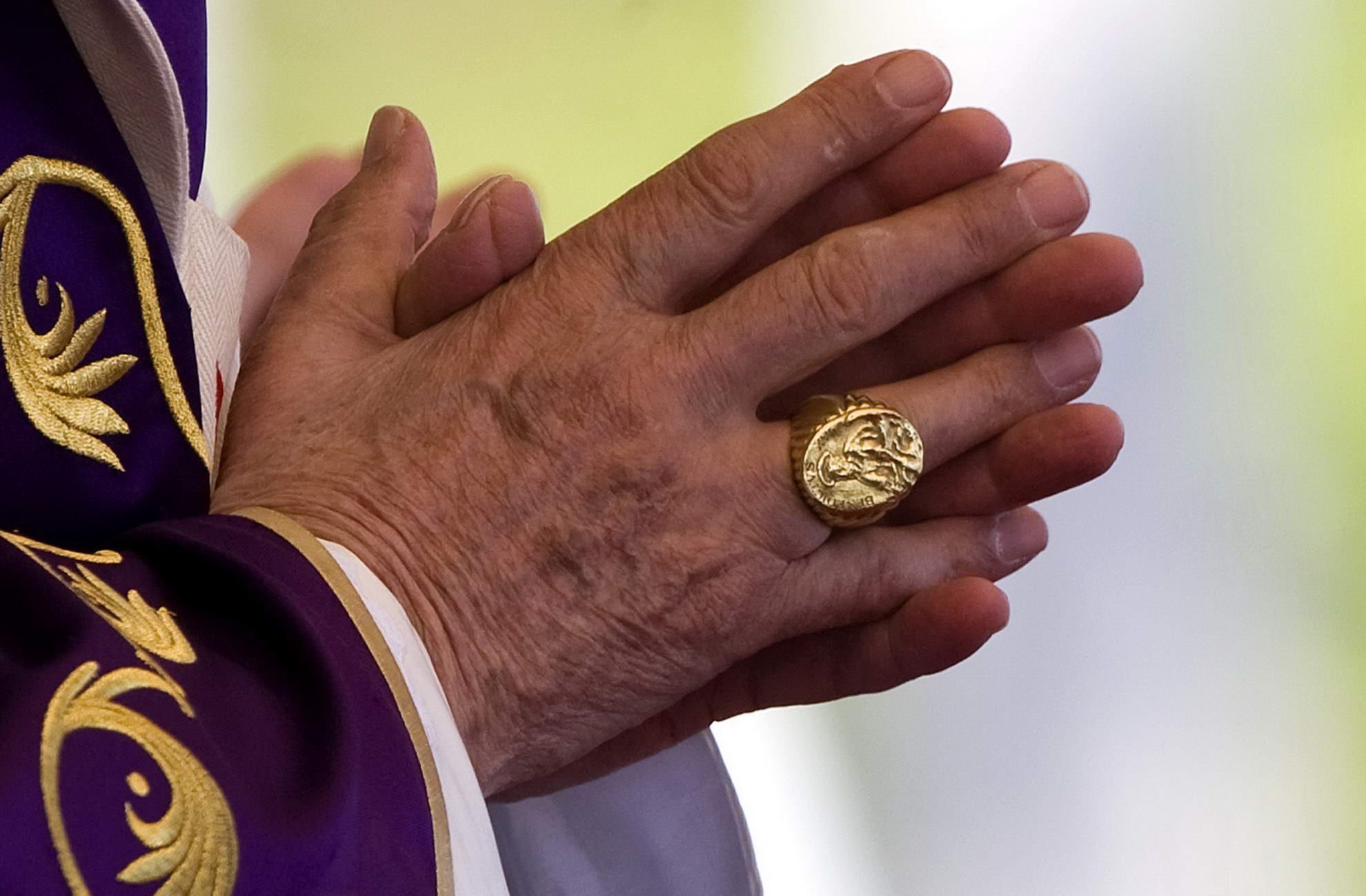 Почему перстень папы римского называется "Кольцо рыбака" и в чем его секрет » BigPicture.ru