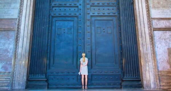 Загадка дверей Пантеона, которые весят 17 тонн, но открываются одним человеком