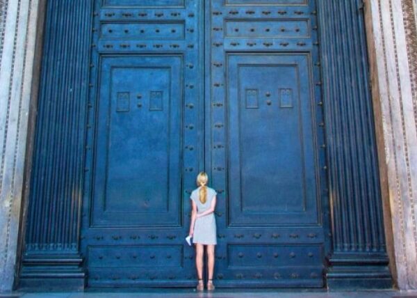 Загадка дверей Пантеона, которые весят 17 тонн, но открываются одним человеком