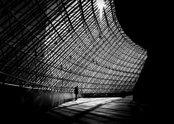 Одинокие фигуры в черно-белом мире: завораживающие снимки японского фотографа