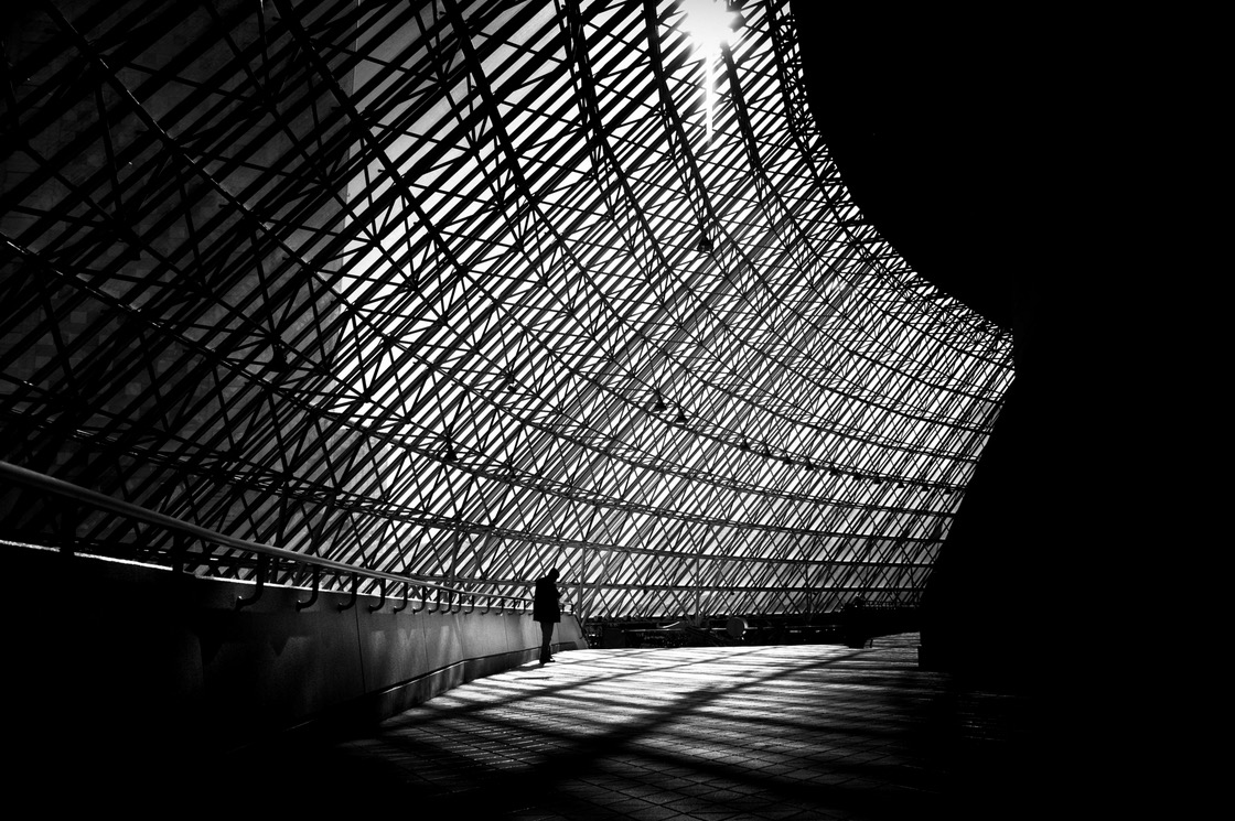 Одинокая фигура и геометрия в кадре от Джуничи Хакояма