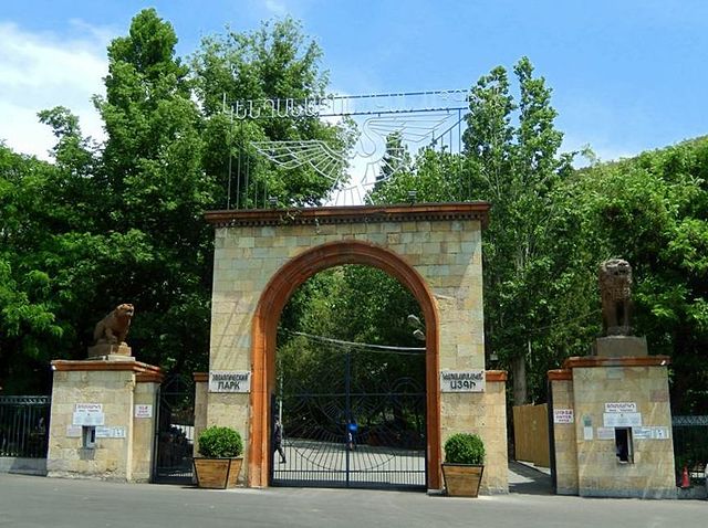 Bigpicture.ru Ворота Ереванского зоопарка