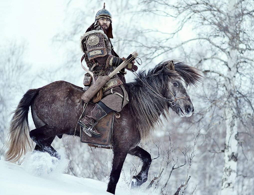 Bigpicture.ru Монгольский воин в традиционных верховых сапогах (реконструкция)