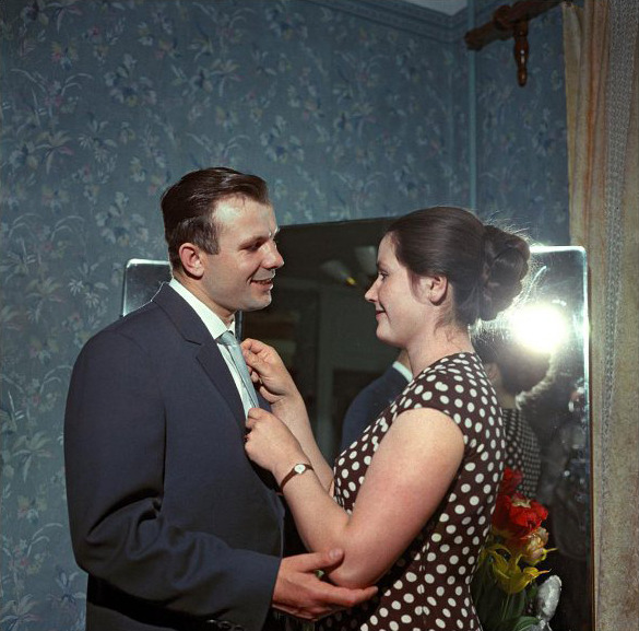 Bigpicture.ru Юрий Гагарин с женой Валентиной дома в Звёздном Городке, 1962