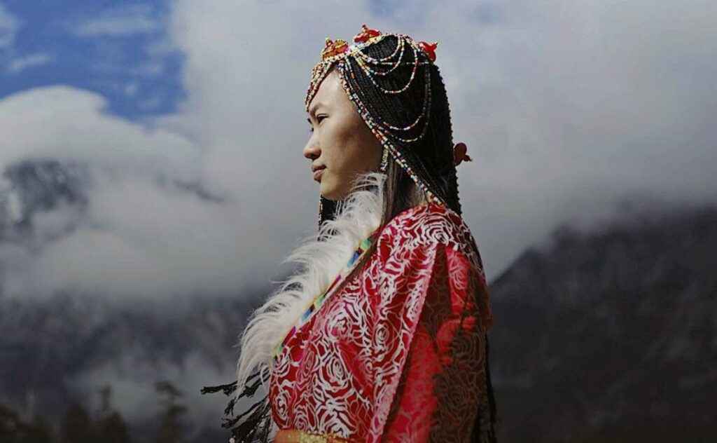 Bigpicture.ru тибетская девушка в национальном костюме