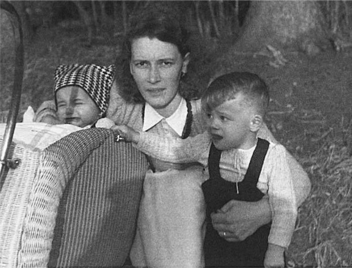 Bigpicture.ru Арнольд Шварценеггер (в коляске) с братом Мейнхардом и матерью Аурелией