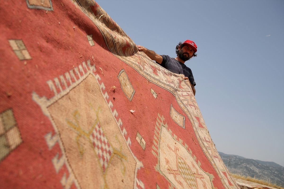 Bigpicture.ru Зачем турки раскладывают на полях тысячи ковров