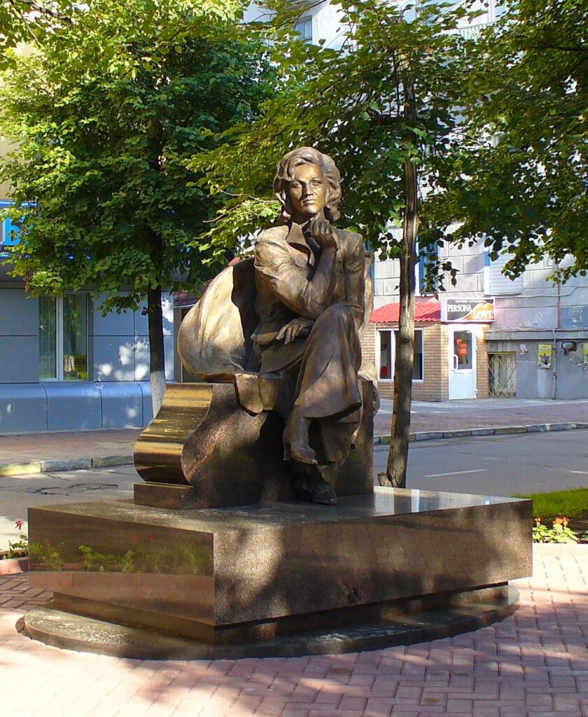 Bigpicture.ru памятник Валентине Леонтьевой в Ульяновске monument leontieva