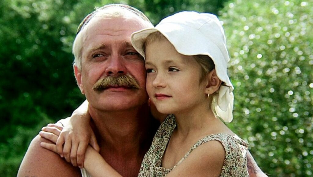 Никита Михалков с дочерью Надеждой в фильме Утомленные солнцем 1994