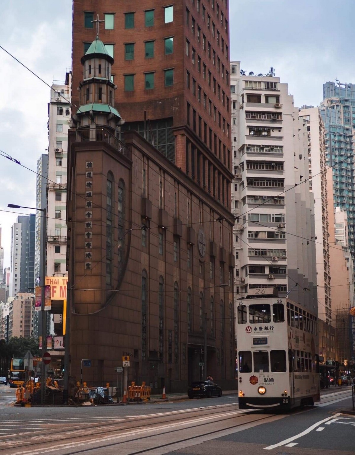 Трамвай на фоне многоэтажки кажется многоэтажным оптическая иллюзия