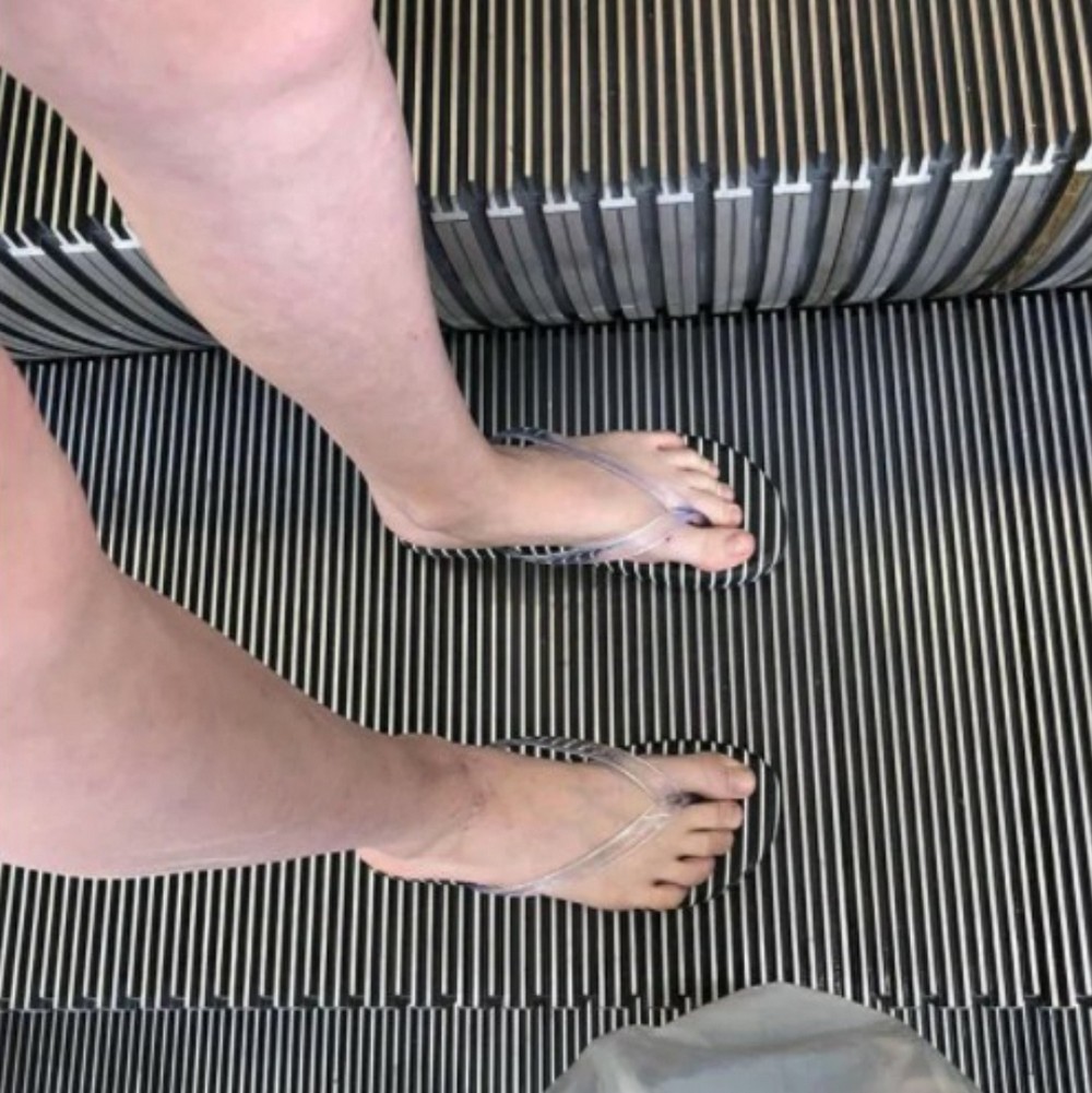 Шлепанцы с полосками сливаются со ступеньками эскалатора метро иллюзия