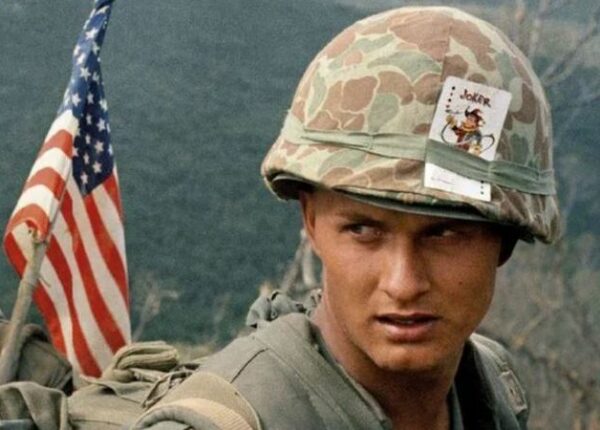 Зачем американские солдаты во Вьетнаме носили на касках игральные карты