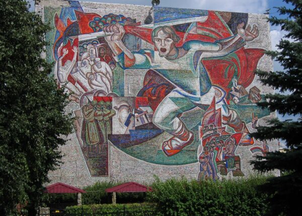 Почему в СССР так часто украшали мозаикой здания