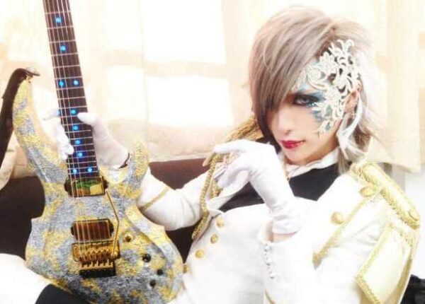 Как японский музыкант MiA модифицирует тело, чтобы лучше играть на гитаре