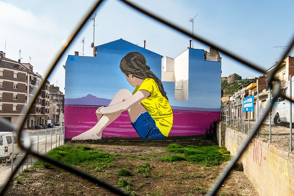 Мурал задумчивой девочки у моря работы Ориола Аруми