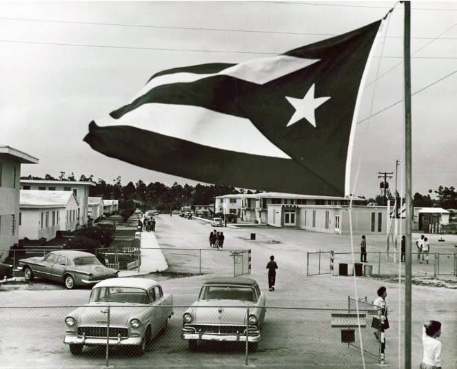 Bigpicture.ru Кубинский флаг на фоне автомобилей