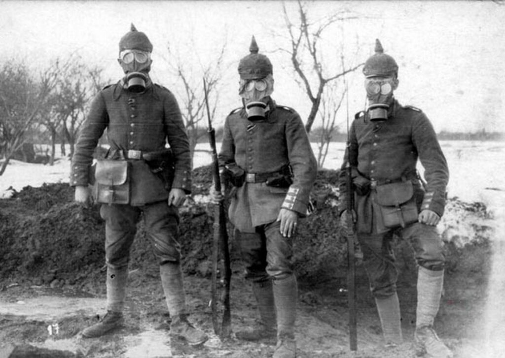 Bigpicture.ru Немецкие солдаты в противогазах. 1915 год