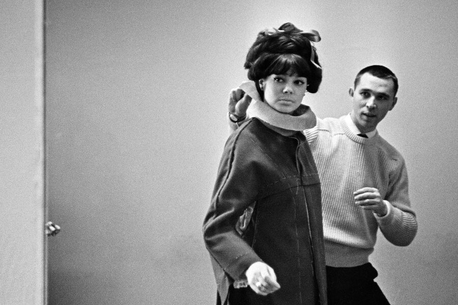 Bigpicture.ru Регина Збарская и молодой модельер Вячеслав Зайцев. 1963 год