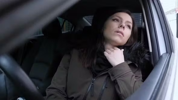 Bigpicture.ru женщина водитель задыхается за рулём
