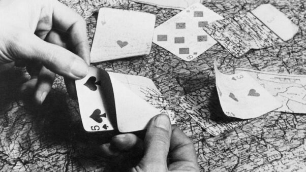 Bigpicture.ru Как игральные карты помогали бежать из немецкого плена
