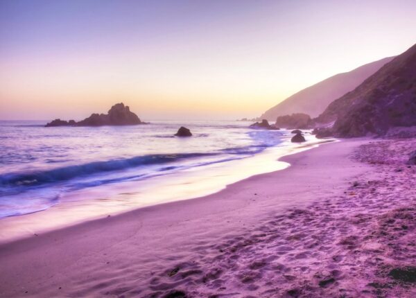 Радужный пляж Пфайффер — невероятное место с фиолетовым песком