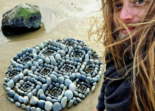 Художник творит настроение своими потрясающими работами из камней на пляже