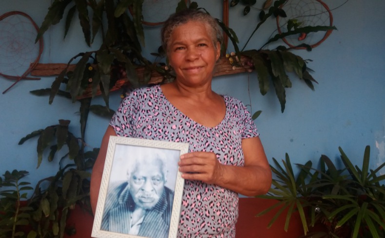 Bigpicture.ru Женщина из округа Санта-Юдоксия-Сал-Карлос с портретом своего предка