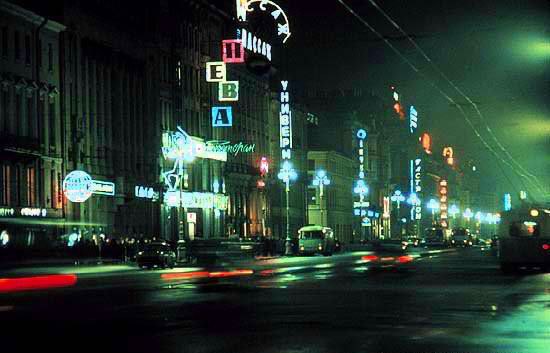 Неоновые вывески на Невском проспекте Ленинград