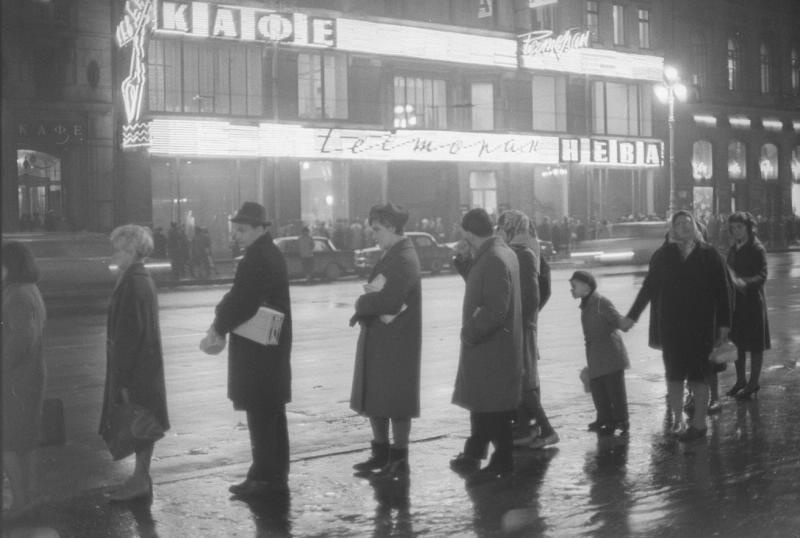 Неоновая вывеска кинотеатра в Ленинграде 1960-е