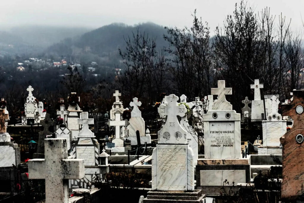 В румынском селе жители обезвредили покойницу-вампира и попали под суд
