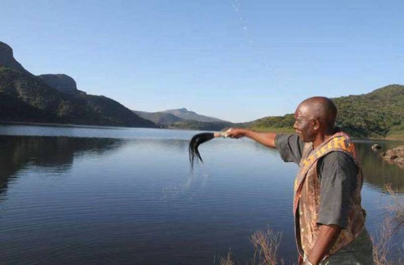 Bigpicture.ru Аномальное озеро Фундудзи — жемчужина ЮАР, воду из которой нельзя унести