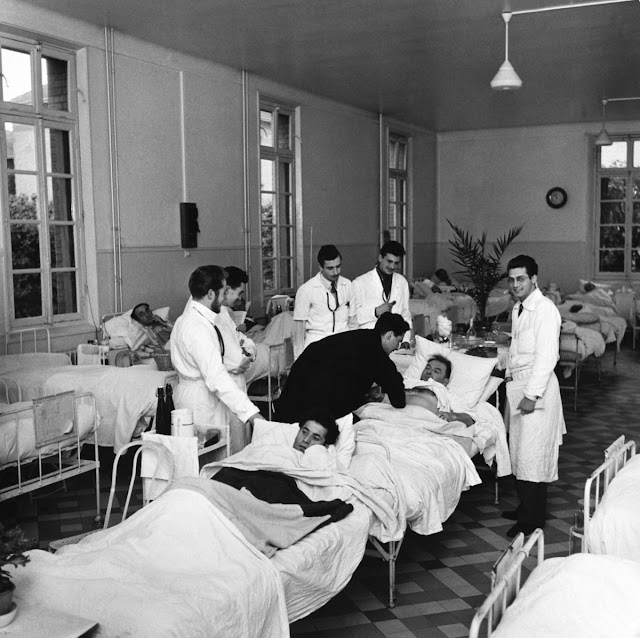 Большая палата психиатрической больницы много пациентов на кроватях персонал