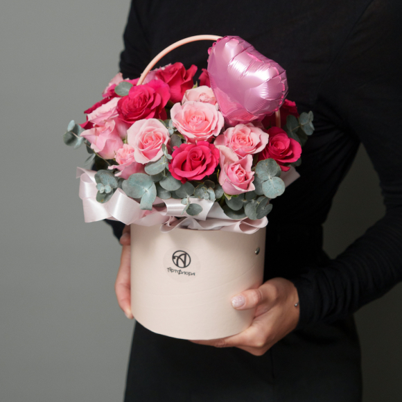 Bigpicture ru композиция с кустовой розой и розой кения с шариком сердечко