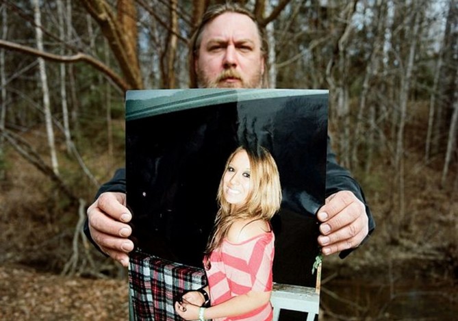 Отец Саманты Кениг с портретом дочери